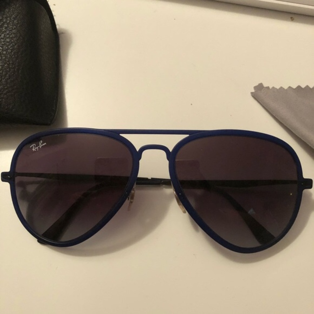 Navy blue aviator Ray bans